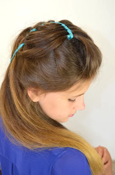 Hollywood fala włosów splot z niebieskiej wstążki — Zdjęcie stockowe