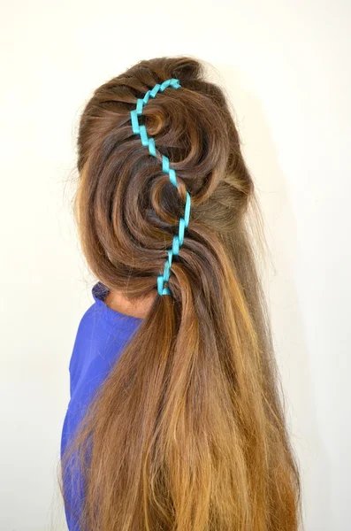 Onda de Hollywood, tecelagem de cabelo com fita azul — Fotografia de Stock