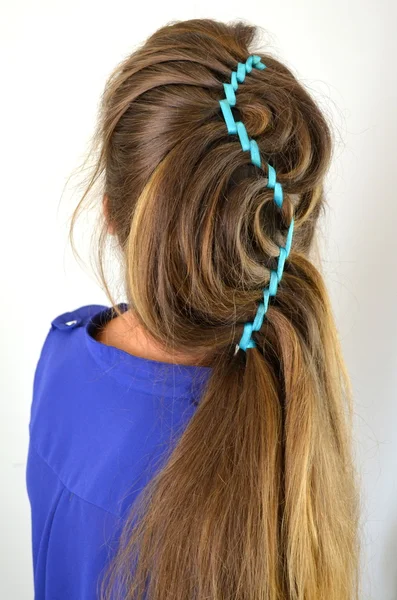 Onda hollywoodiana, tessitura capelli con nastro blu — Foto Stock