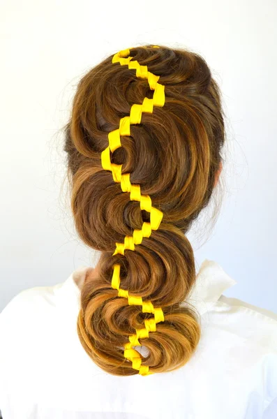Hollywood vague, tissage de cheveux avec ruban jaune — Photo