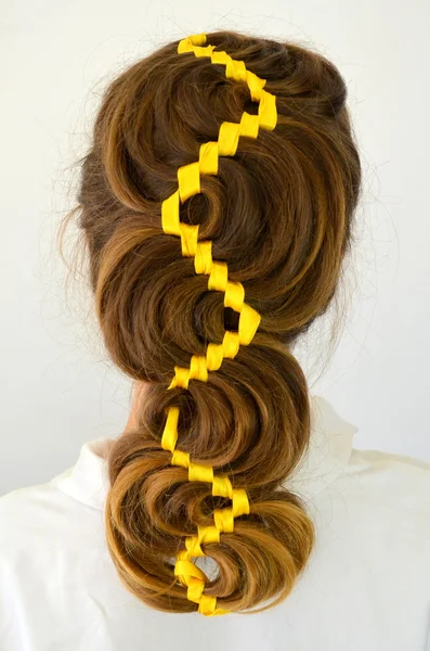 Onda hollywoodiana, tessitura capelli con nastro giallo — Foto Stock
