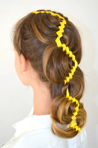 Голливудская волна, волосы ткут с желтой лентой — стоковое фото