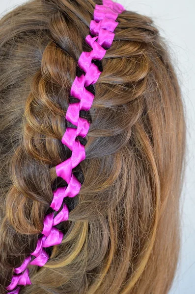 Tissage de cheveux avec ruban violet — Photo