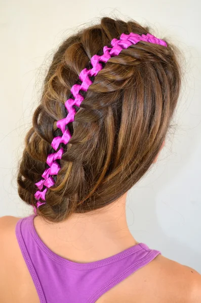 Hair weave met paarse lint — Stockfoto