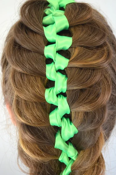 Tissage de cheveux avec ruban vert — Photo