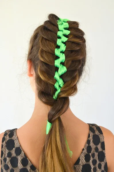 Tejido de pelo con cinta verde — Foto de Stock