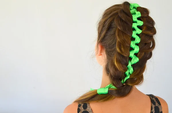 Tejido de pelo con cinta verde — Foto de Stock