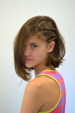Öğeleri örgü ile asimetrik saç modeli ile kız
