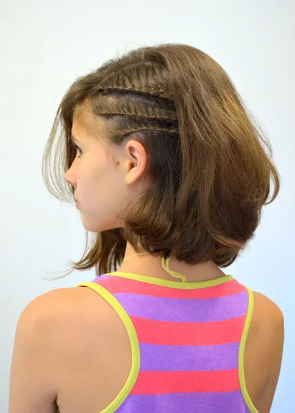 La fille à la coiffure asymétrique avec des éléments tressés — Photo