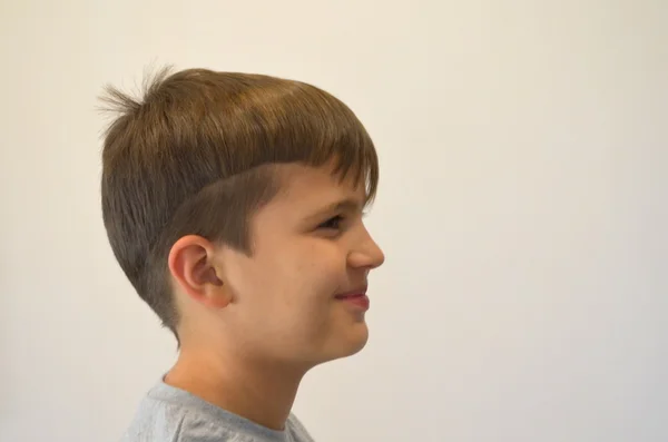 Adolescente Com Corte Cabelo Assimétrico — Fotografia de Stock