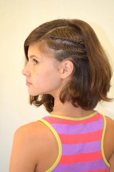 La fille à la coiffure asymétrique avec des éléments tressés — Photo