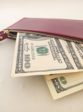 Kırmızı bir kadın çantası içinde birkaç dolar faturaları