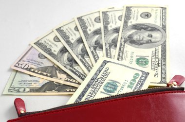 Kırmızı bir kadın çantası içinde birkaç dolar faturaları