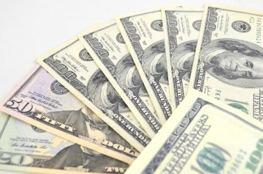 Para - dolar beyaz bir arka plan üzerinde