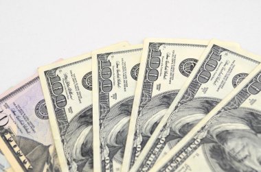 Para - dolar beyaz bir arka plan üzerinde