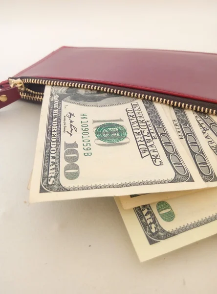 Kırmızı bir kadın çantası içinde birkaç dolar faturaları