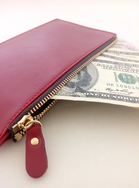 Mehrere Dollarscheine in der Handtasche einer roten Frau — Stockbild Mehrere Dollarscheine in der Handtasche einer roten Frau — Stockfoto