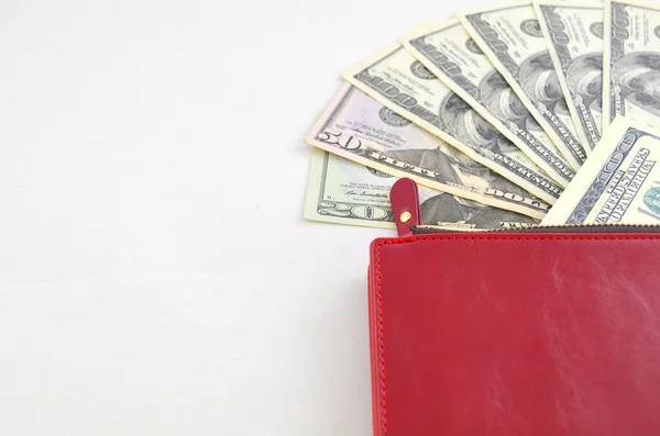 Plusieurs billets de dollars dans le sac d'une femme rouge — Photo