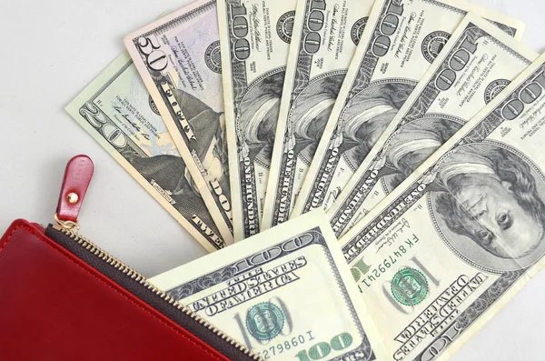 Plusieurs billets de dollars dans le sac d'une femme rouge — Photo