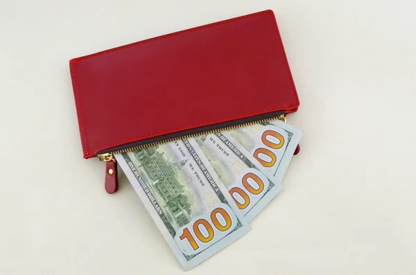 Mehrere Dollarscheine in der Handtasche einer roten Frau — Stockbild Mehrere Dollarscheine in der Handtasche einer roten Frau — Stockfoto