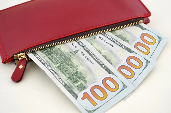 Plusieurs billets de dollars dans le sac d'une femme rouge — Photo