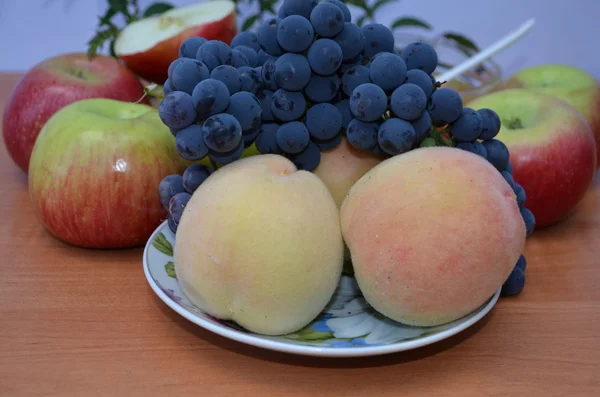 Pesche e uva — Foto Stock