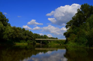 Nehrin üzerindeki köprü