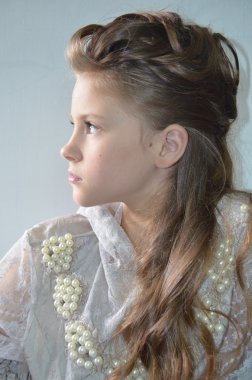 Parlak güzel uzun straig ile güzel sarışın kız portresi