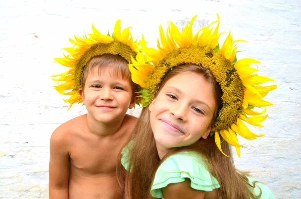 Menina e menino com girassol — Fotografia de Stock