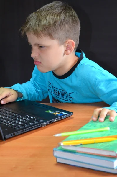 Menino com laptop — Fotografia de Stock