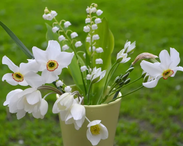 白い野生の花とブーケ — ストック写真