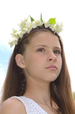 Saçında Yasemin taze çiçekler ile kız