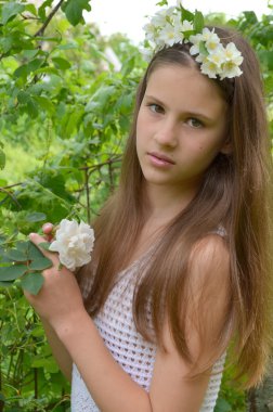 Saçında Yasemin taze çiçekler ile kız
