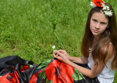 Taze çiçek Yasemin ve saçında haşhaş ile kız