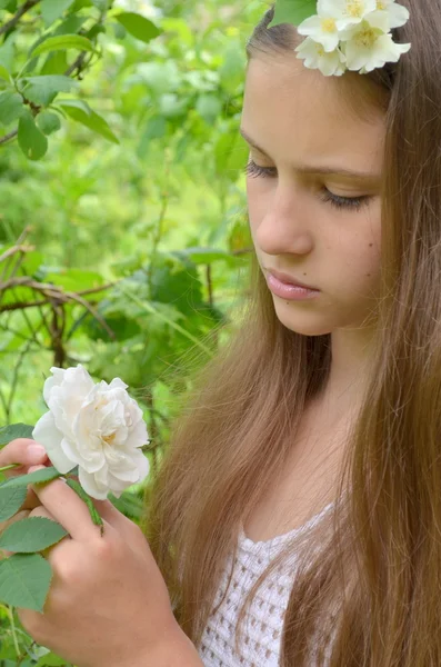 Flicka med färska blommor Jasmine i håret — Stockfoto