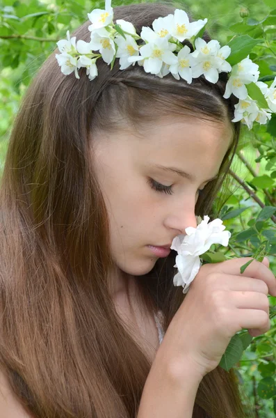 Flicka med färska blommor Jasmine i håret — Stockfoto