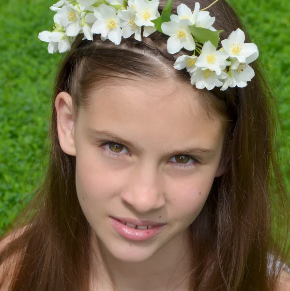 Meisje met verse bloemen van jasmijn in het haar — Stockfoto