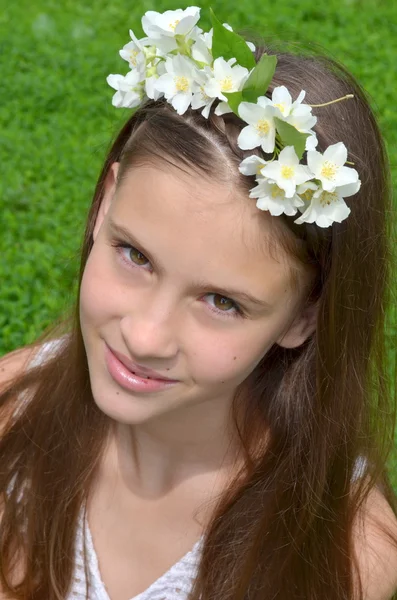 Meisje met verse bloemen van jasmijn in het haar — Stockfoto