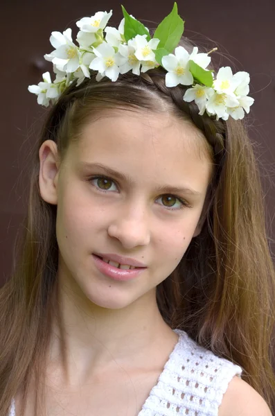 Meisje met verse bloemen van jasmijn in het haar — Stockfoto