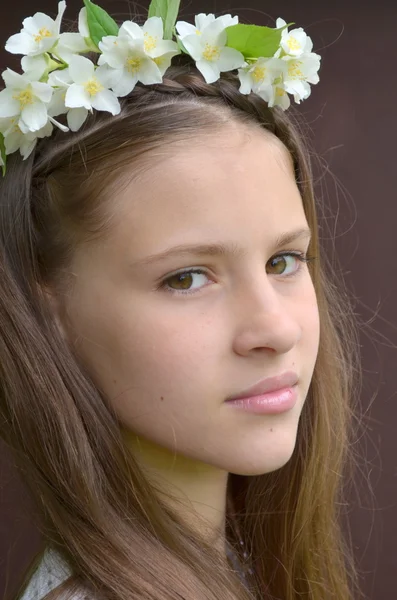 Chica con flores frescas de jazmín en el pelo —  Fotos de Stock