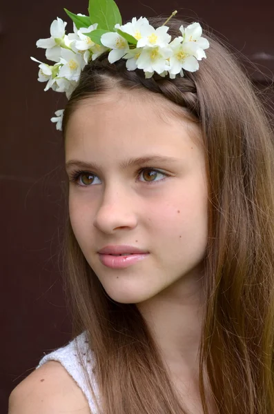 그녀의 머리에 재 스민의 신선한 꽃과 소녀 — 스톡 사진
