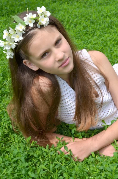 Mädchen mit frischen Jasminblüten im Haar — Stockfoto