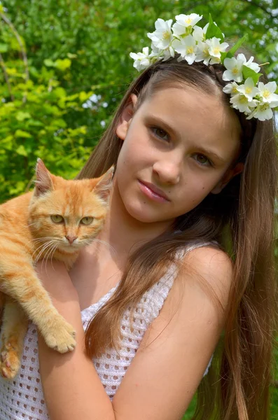 Ragazza con un gatto rosso — Foto Stock