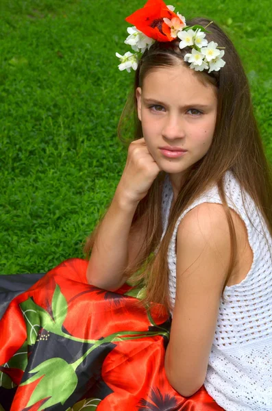 Ragazza con fiori freschi gelsomino e papaveri nei capelli — Foto Stock