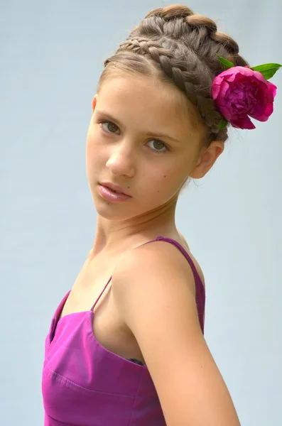 Peinado con trenzas francesas y peonía — Foto de Stock