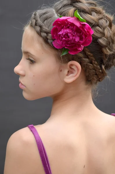 Peinado con trenzas francesas y peonía — Foto de Stock