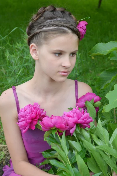 Coiffure avec tresses françaises et pivoine — Photo