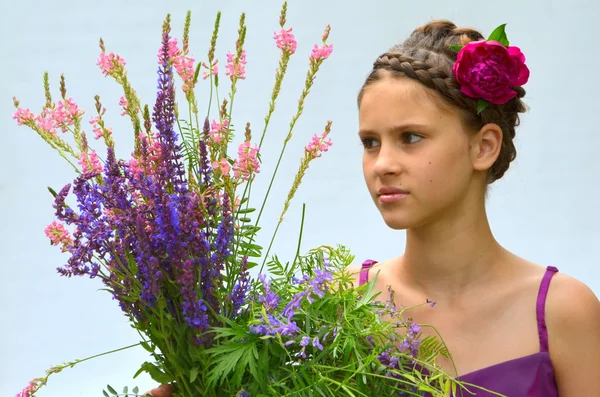 Frisyr med franska flätor och pion — Stockfoto