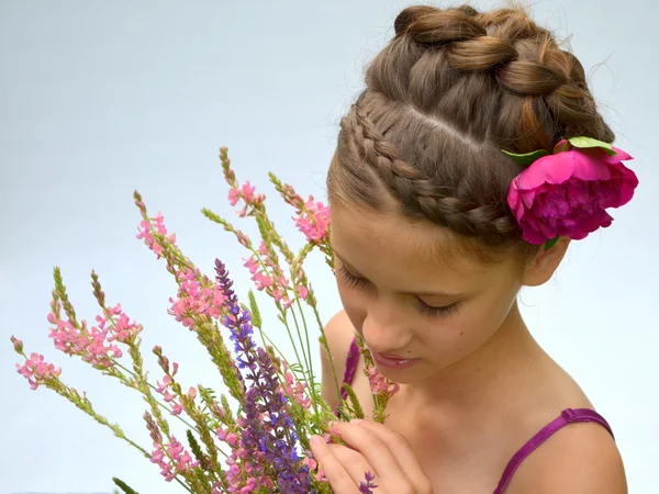 Kapsel met Franse vlechten en peony — Stockfoto