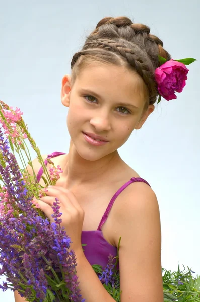 Coiffure avec tresses françaises et pivoine — Photo